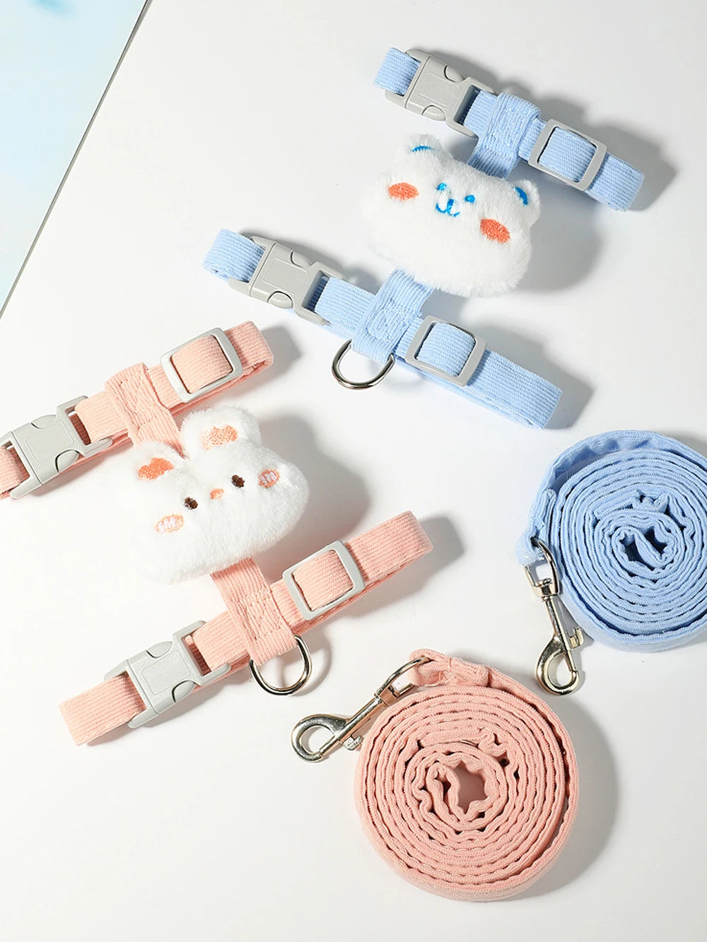 Where uncompromising safety meets irresistible charm. An ultra-lightweight, "escape-proof" sanctuary that transforms your tiny best friend into the star of every outdoor adventure.